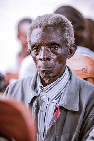 old-woman-7153031__480